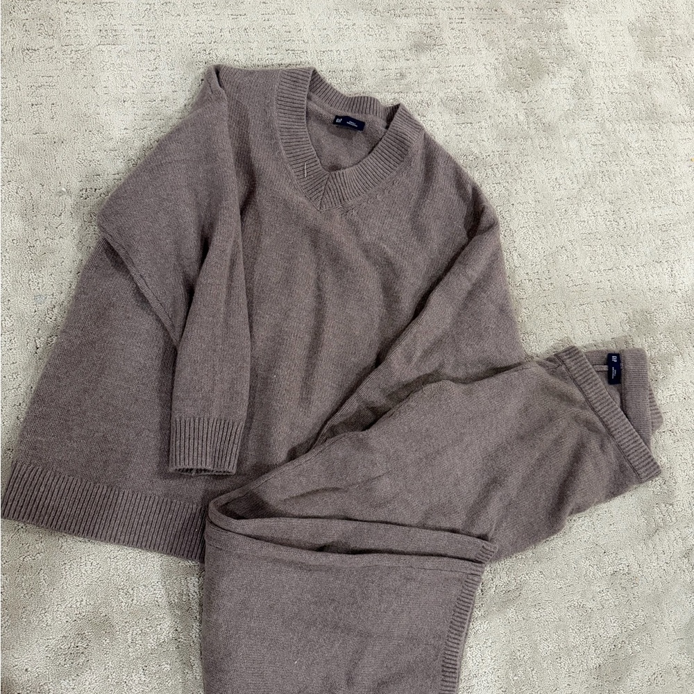 Sweater set V-Neck Sweater in Taupe